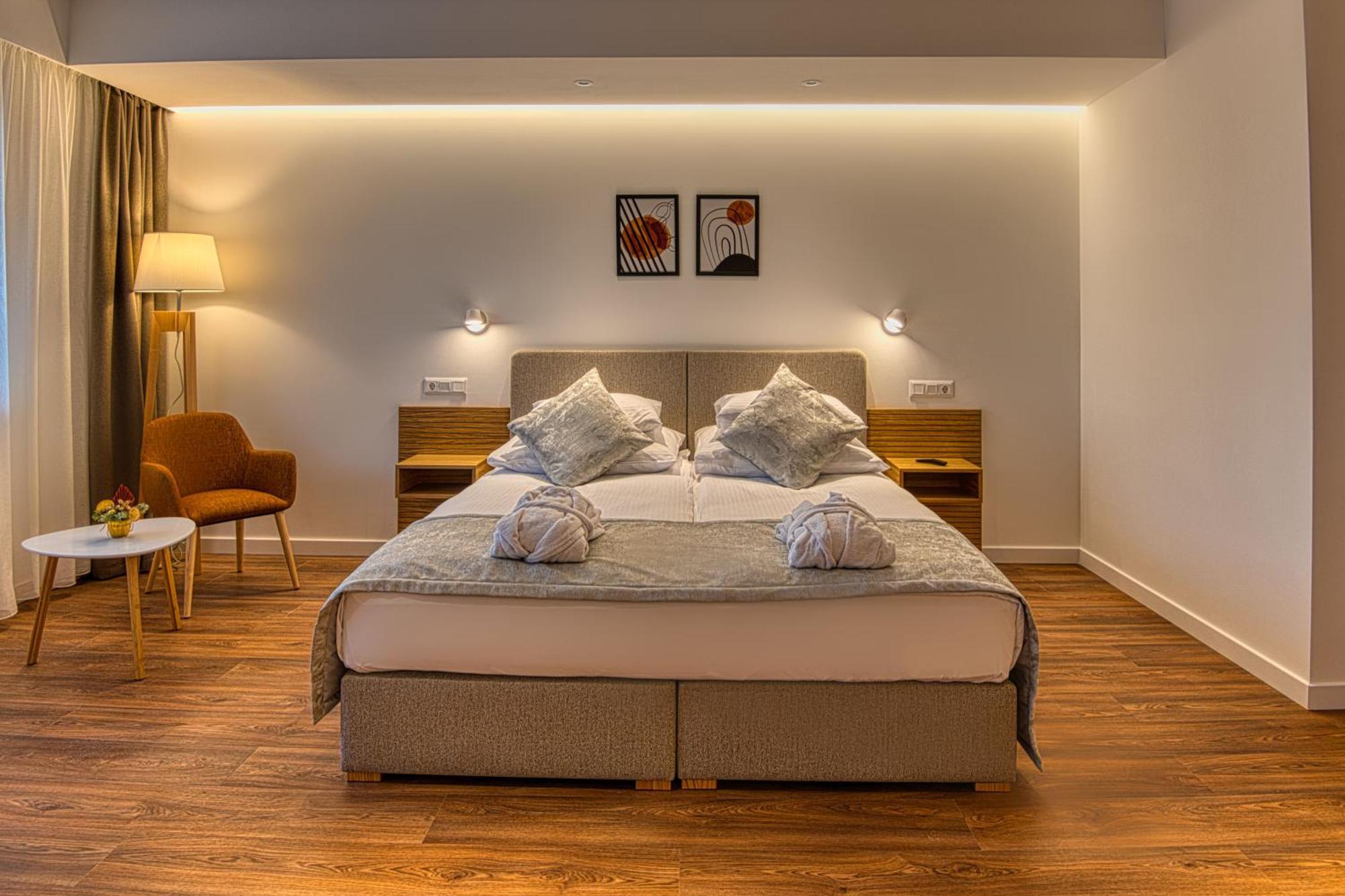 Cardoner Hotel Es Konferenciakoezpont Добогокьо Екстериор снимка