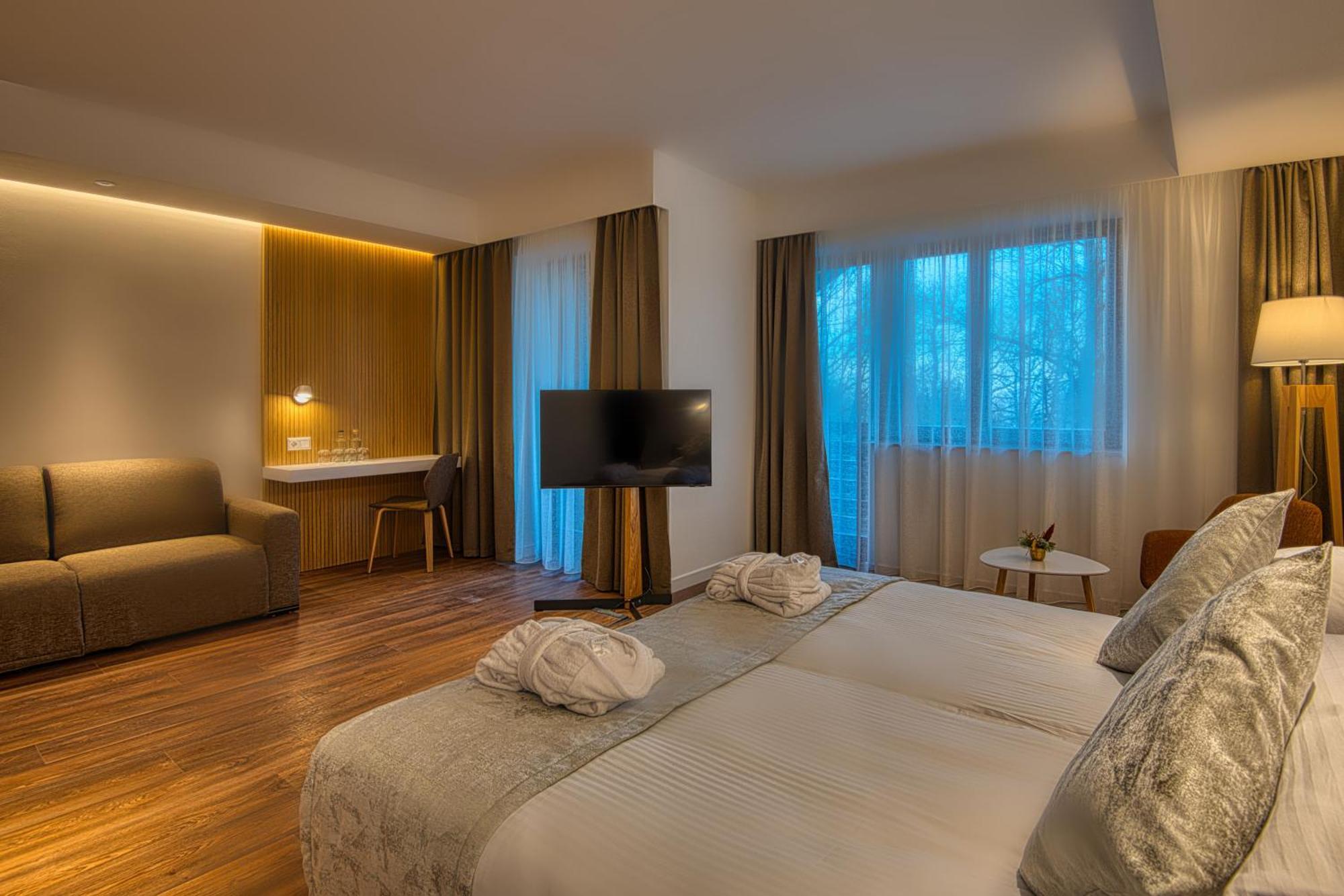 Cardoner Hotel Es Konferenciakoezpont Добогокьо Екстериор снимка