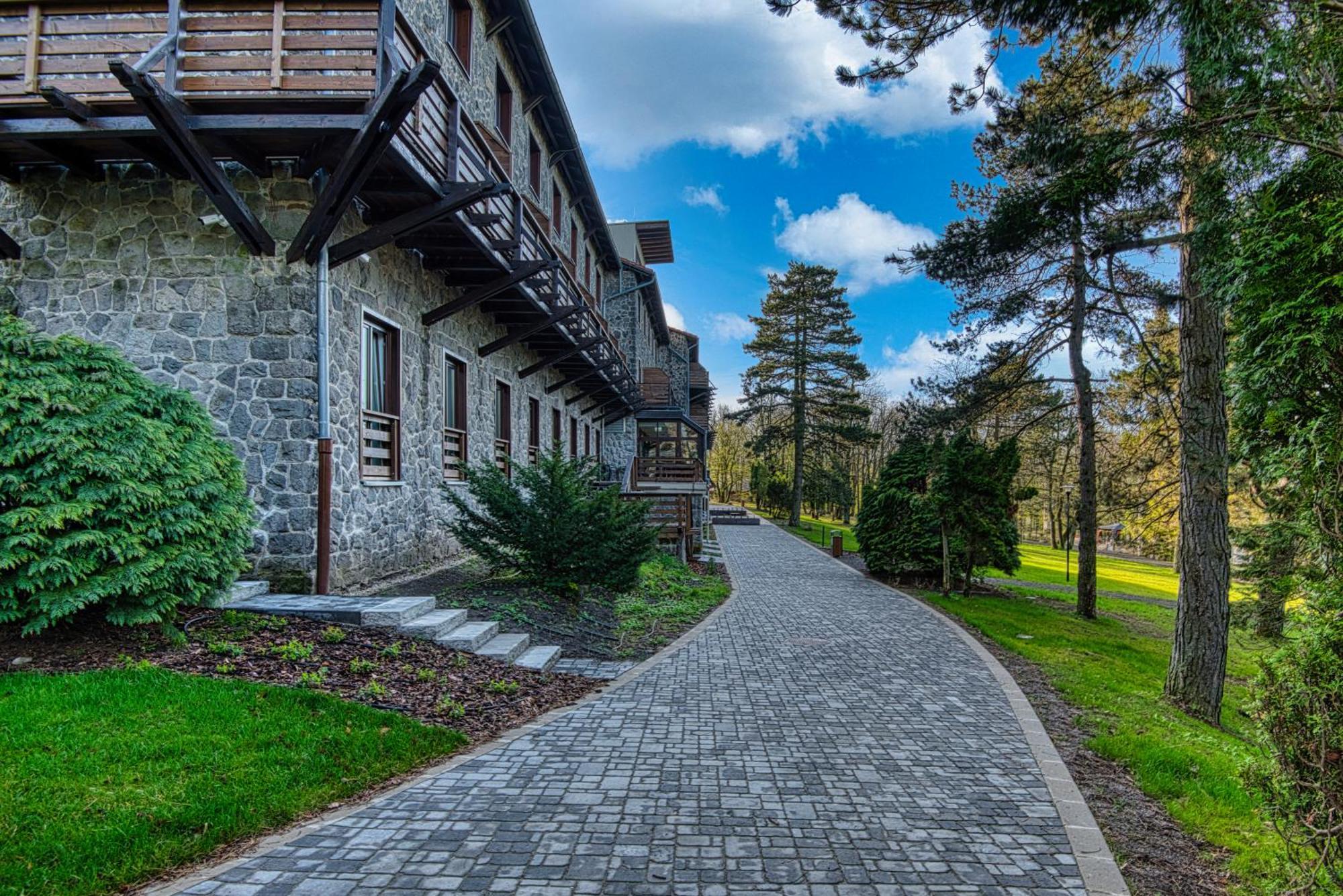Cardoner Hotel Es Konferenciakoezpont Добогокьо Екстериор снимка